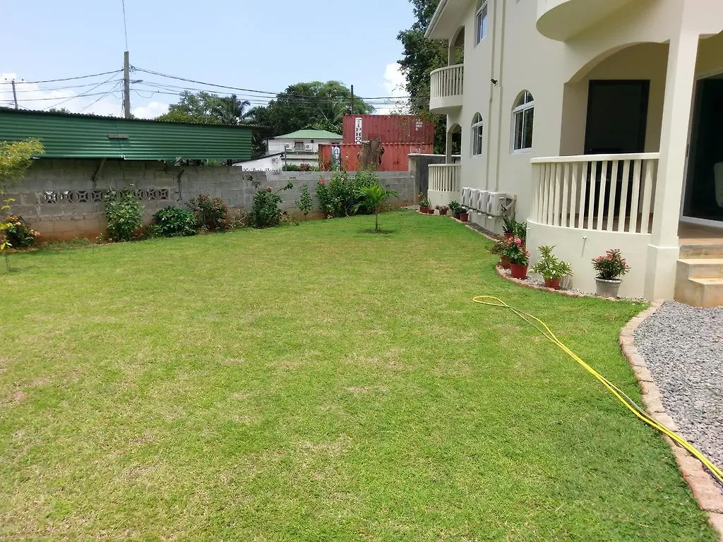 Flower Garden Self-Catering Apartments Victoria  Beau Vallon (Mahe)